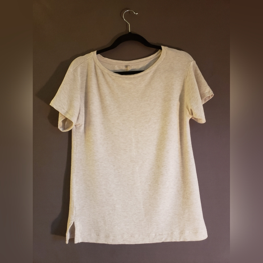 Super soft and comfy T- Shirt. Neutral grey/ beige colour. Slightly worn. Thick